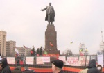 «За» и «против». Харьковчане собирают подписи в защиту памятника Ленину, а протестующие готовы к переговорам