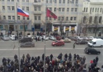 Возле горсовета появился российский флаг. Митинг продолжается