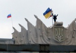 На здании Дома Советов установили флаг России, а на площади устроили самосуд над активистами «евромайдана»
