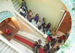 Сотня студентов сходили на экскурсию в Дворец бракосочетания