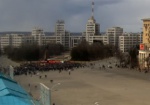 На площади Свободы полтысячи человек собрались послушать о референдуме