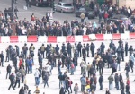 На площади Свободы собрались несколько тысяч человек