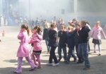 Дым, спецкостюмы и эвакуация. Харьковские десантники провели учения для школьников