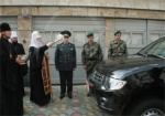 Священнослужители УПЦ передали пограничникам авто и военное снаряжение, а Минобороны - миллион гривен