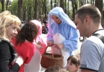Пасхальные кролики, народное творчество и подарки. В парке Горького праздновали Воскресение Христово