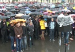 В центре Харькова студенты спели гимн Украины