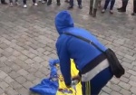 Юную харьковчанку задержали за надругательство над флагом Украины