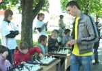 Полевая каша, концерт и шахматы. В Харькове начали отмечать День Победы