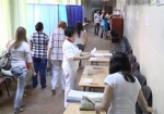 Члены комиссии и избиратели - в вышиванках. Первые харьковчане пришли голосовать ровно в восемь