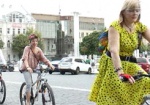 Сказочные героини в платьях в горошек. В Харькове прошел костюмированный велопарад