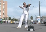 Концерты на шумных улицах. В Харькове выступает скрипач, который колесит по Европе и Украине