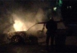 Во дворе на Залесской подожгли авто
