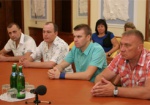 С бойцами, вернувшимися из плена террористов, сегодня встретились руководители Харьковской области
