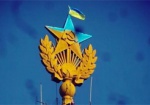 На шпиле сталинской высотки в Москве появился флаг Украины
