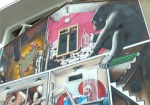 Яркий рисунок украсил трехэтажный дом напротив стадиона «Металлист»