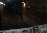 Движение поездов в метро задержали из-за падения женщины на рельсы