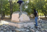 Активисты помешали реконструкции разрушенного памятника Ленину
