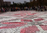 На площади Свободы рисуют наибольшую в Украине вышиванку