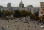 На площади Свободы - неспокойно. Харьковчане обсуждают инцидент сноса монумента Ленину