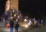 Постамент без Ленина - как место споров и столкновений. В потасовке на площади Свободы пострадали пять человек