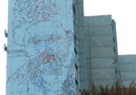 Патриотичное граффити рекордных размеров. На Садовом проезде рисуют огромный портрет Шевченко