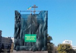 Вместо памятника Ленину установили православный крест
