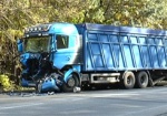 Разбитое авто и госпитализированный водитель. В Харькове на окружной дороге зерновоз въехал в трал с танком