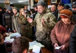 Порошенко на Донбассе лично проверяет процесс голосования на выборах