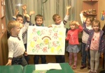 Солнце из детских ладошек. Юные харьковчане приготовили рисунок для украинских военных