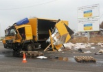 На выезде из Харькова столкнулись грузовики – пострадали два человека