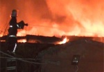В Харькове спасатели вынесли из горящего дома мужчину