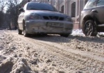 В ГАИ напоминают водителям об опасностях на дорогах в связи с мокрым снегом
