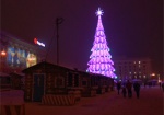 На площади Свободы завершили монтаж новогодней елки