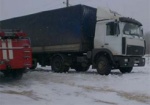 Харьковские спасатели продолжают извлекать машины из снежных заносов