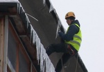 Сосульки с крыш харьковских многоэтажек убирают альпинисты