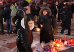 «Я - это Шарли» и карандаши вместо цветов. Харьковчане почтили память погибших во время теракта в Париже