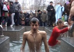 Православные отмечают Крещение и ныряют в проруби. Вода в открытых источниках считается сегодня целебной