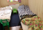 С теплом и водой, но без мебели. В лагере для переселенцев «Ромашка» не хватает предметов первой необходимости