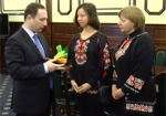 Игорь Райнин передал награду «За мужество» родственникам погибшего Игоря Толмачева