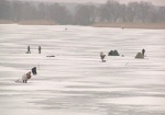 Спасатели просят рыбаков не выходить на тонкий лед