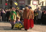 Харьковчане возложили цветы к памятнику Кобзарю