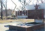 Восстановить памятник героям ВОВ. В поселке Жихарь начали реконструкцию мемориала
