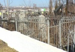 Началась подготовка городских кладбищ к Пасхе. Харьковские коммунальщики убирают территорию и вывозят мусор