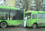 ДТП на Салтовке: маршрутка врезалась в троллейбус