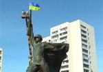 На памятнике Воину-освободителю установили флаг Украины