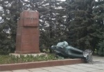 Очередной «ленинопад». Ночью в Харькове повалили два монумента советскому вождю