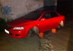 В Харькове на горячем задержали парней, которые пытались украсть колеса с авто