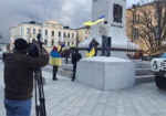 Харьковские активисты повесили украинский флаг на памятник Независимости