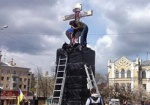 Ночью неизвестные свалили крест на площади Руднева