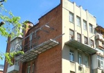 Очередной строительный конфликт. Харьковчане требуют снести балкон, из-за которого рушатся стены старого дома
